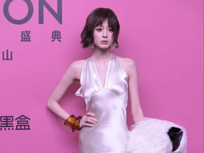 颜值下降不是一点点没有以前气场了尊龙AG网站娜扎新鲜照片瘦成竹竿(图1)