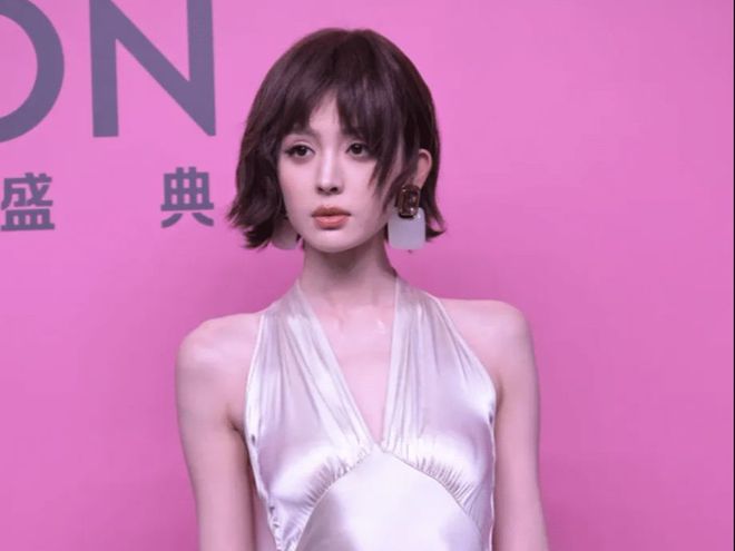 颜值下降不是一点点没有以前气场了尊龙AG网站娜扎新鲜照片瘦成竹竿(图2)