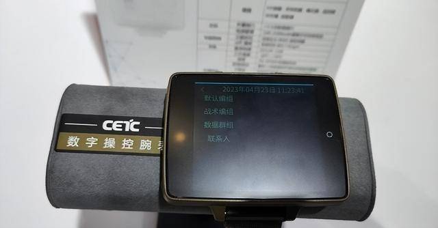 ”？战场上实时群聊曾是好莱坞科幻设定z6尊龙·中国网站人手一块“小天才(图1)